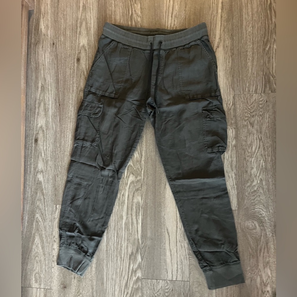 Faded dark army green cargo pants. 100% cotton. Aritzia size medium